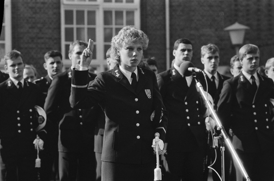 Eerste drie vrouwelijke beroepsofficieren bij Koninklijke Marine beedigd in Den , Bestanddeelnr 933-7791
