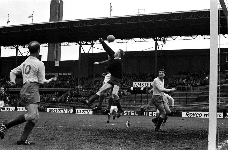 Eerste Divisie. DWS tegen Sittardia 1-0. Arie de Oude scoort. V.l.n.r. Van der H, Bestanddeelnr 915-1251