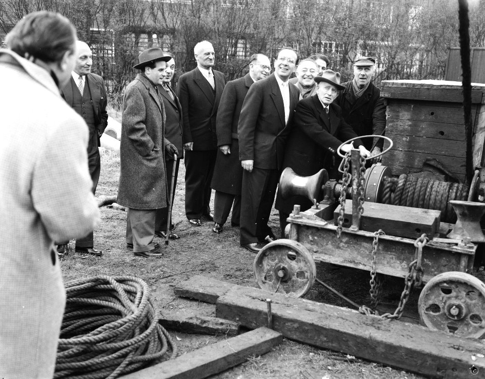 Eerste paal voor nieuwe vleugel Centraal Israelisch Ziekenhuis Amsterdam. Dr. M., Bestanddeelnr 908-2254
