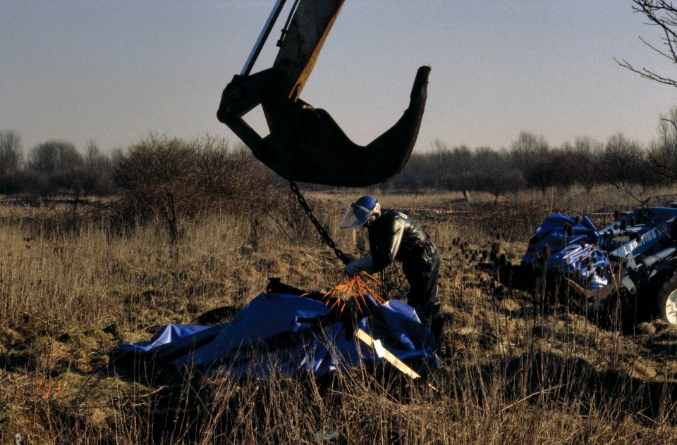 Eerste fase zogenaamde uitlepelplan in Vogelmeer polder speciale bulldozer pak, Bestanddeelnr 253-8489