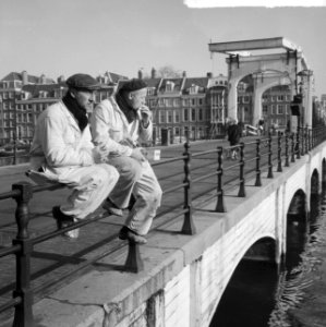 Eerste zomerdag in februari, twee arbeiders genietend van zon op de Magere Brug, Bestanddeelnr 917-3972