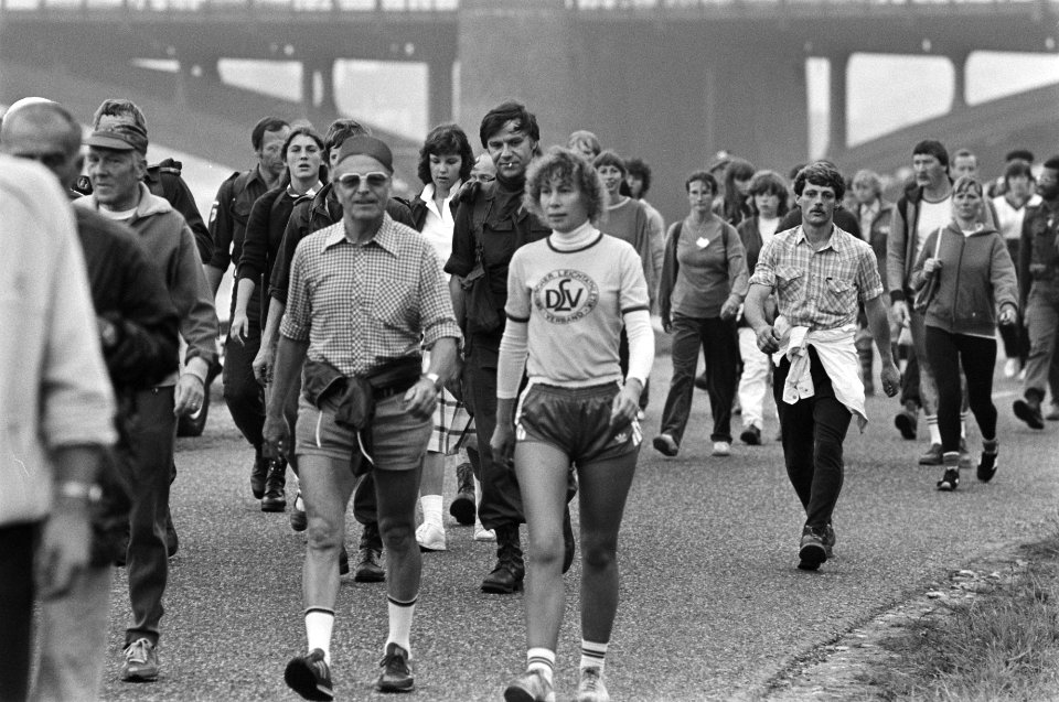 Eerste dag wandelvierdaagse van Nijmegen deelnemende wandelaars op eerste dag, Bestanddeelnr 931-5966