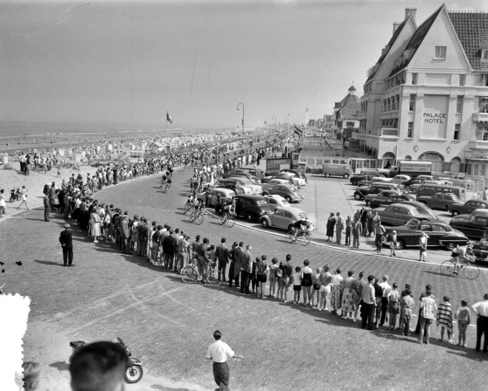 Eerste deel vierde etappe Ronde van Nederland Doorkomst boulevard Noordwijk, Bestanddeelnr 907-9396