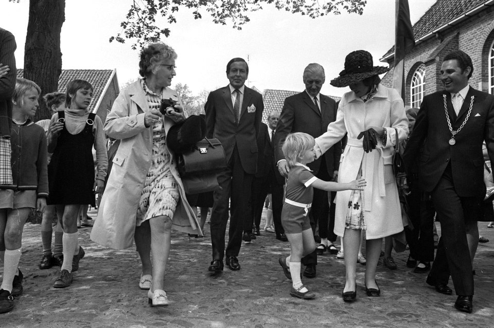 Eerste dag wandeling met burgemeester en notabelen door de straten van het stad, Bestanddeelnr 925-5878