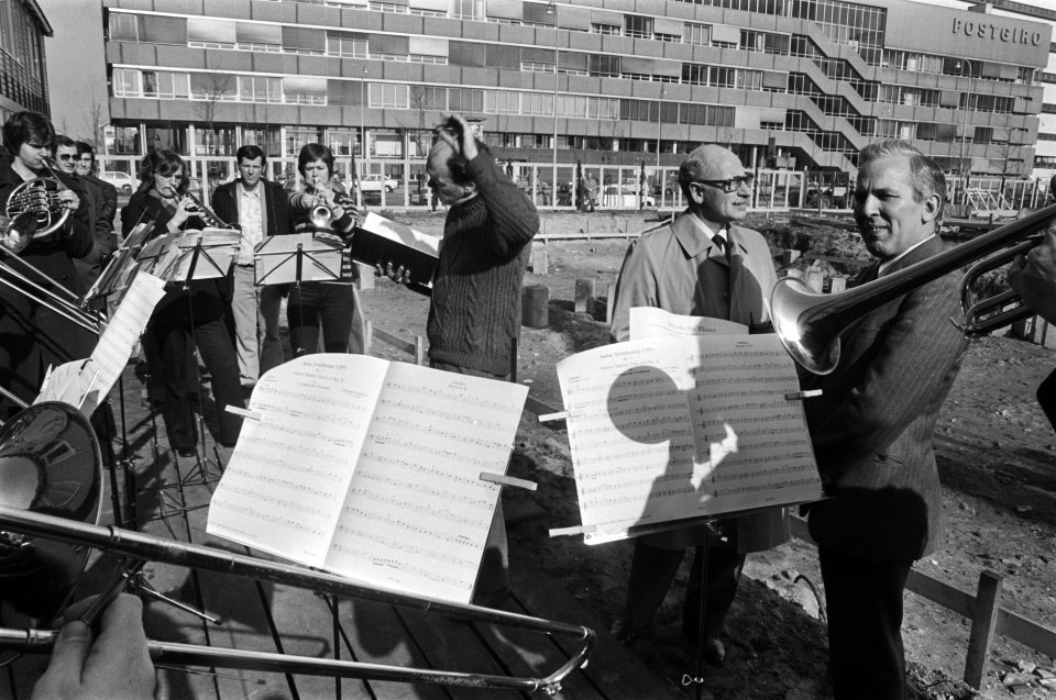 Eerste paal voor nieuw conservatorium in Den Haag , door staatssecretaris Klein, Bestanddeelnr 928-5101
