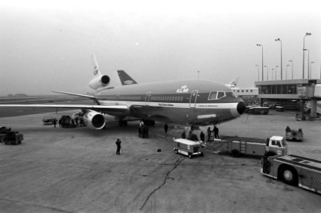 Eerste DC 10 voor KLM landt op Schiphol, DC 10 op platform, Bestanddeelnr 926-1072