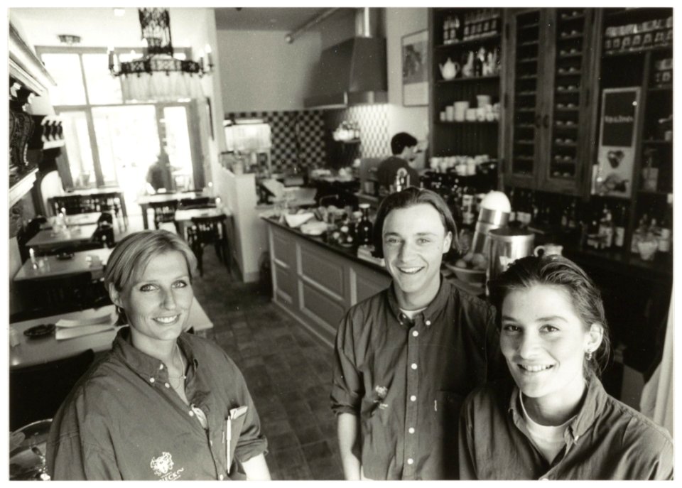 Eethuis Jacobus Pieck aan de Warmoesstraat. V.l.n.r. Valerie Boom, Patrick Dicker en Lotte Dosse. NL-HlmNHA 54035108