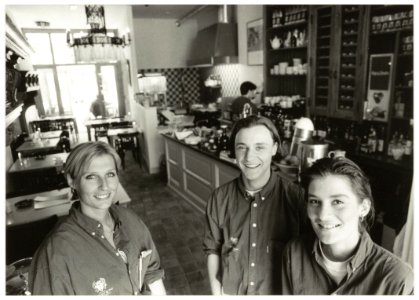 Eethuis Jacobus Pieck aan de Warmoesstraat. V.l.n.r. Valerie Boom, Patrick Dicker en Lotte Dosse. NL-HlmNHA 54035108
