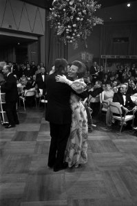 Eerste Internationale Persbal in Hiltonhotel Amsterdam, Beatrix en Claus dansend, Bestanddeelnr 926-2434