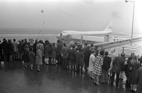 Eerste Jumbo-Jet Boeing 747 B , van KLM arriveert op Schiphol KLM-Jumbo Jet, Bestanddeelnr 924-2253