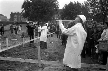 Eerste paal op Kattenburg voor 376 woningen door Wethouders Lammers en Kuijpers,, Bestanddeelnr 926-7499