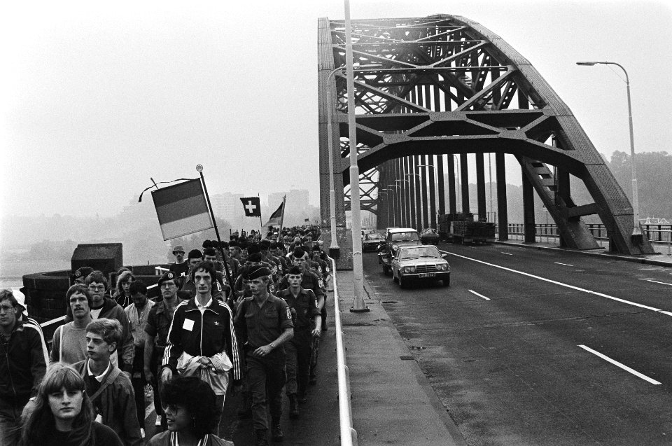 Eerste dag wandelvierdaagse van Nijmegen wandelaars op de Waalburg, Bestanddeelnr 931-5965