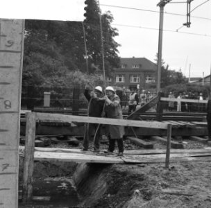 Eerste paal spoorwegviaduct heien door burgemeester de Loor in Delft, Bestanddeelnr 912-9344