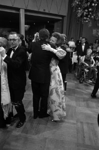 Eerste Internationale Persbal in Hiltonhotel Amsterdam, Beatrix en Claus dansend, Bestanddeelnr 926-2436