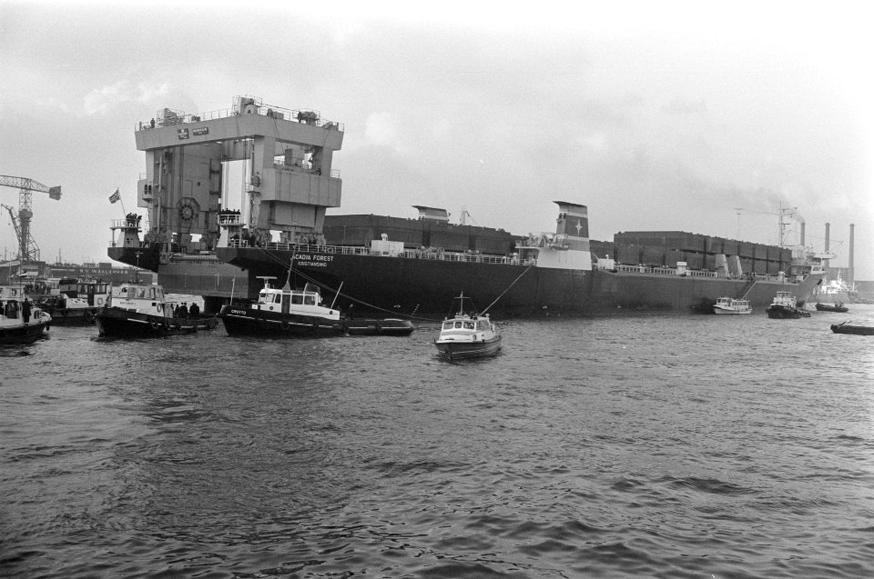 Eerste Kangoeroeschip Acadia Forest wordt gelost in Rotterdam, Bestanddeelnr 923-0444