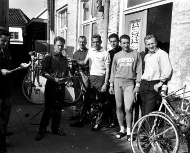Eerste deelnemers arriveren te Helmond voor de Ronde van Nederland , de Duitse p, Bestanddeelnr 915-1317