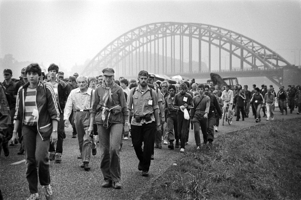 Eerste dag wandelvierdaagse van Nijmegen wandelaars met de achtergrond de Waalb, Bestanddeelnr 931-5962