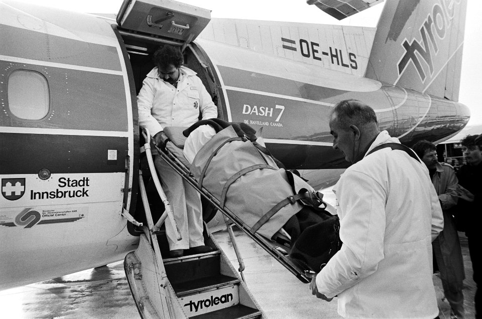 Eerste gipsvlucht arriveerde vanmiddag op Schiphol het vliegtuig van Tyrolean Ai, Bestanddeelnr 933-1925