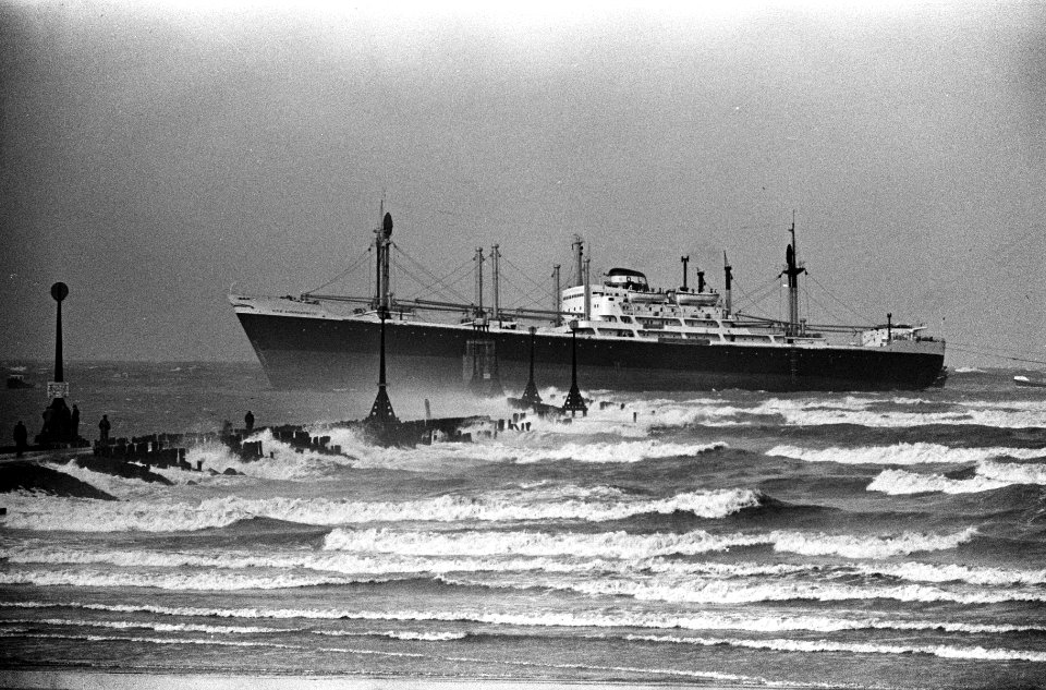 Eerste Indonesisch schip voor Rotterdam gestrand De Tjokroa Minote gebeukt door, Bestanddeelnr 915-7606