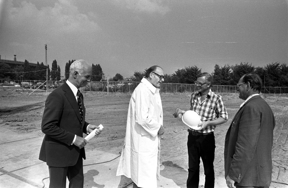 Eerste paal geslagen door wethouder Verhey voor nieuw sporthallencomplex aan IJs, Bestanddeelnr 927-4031