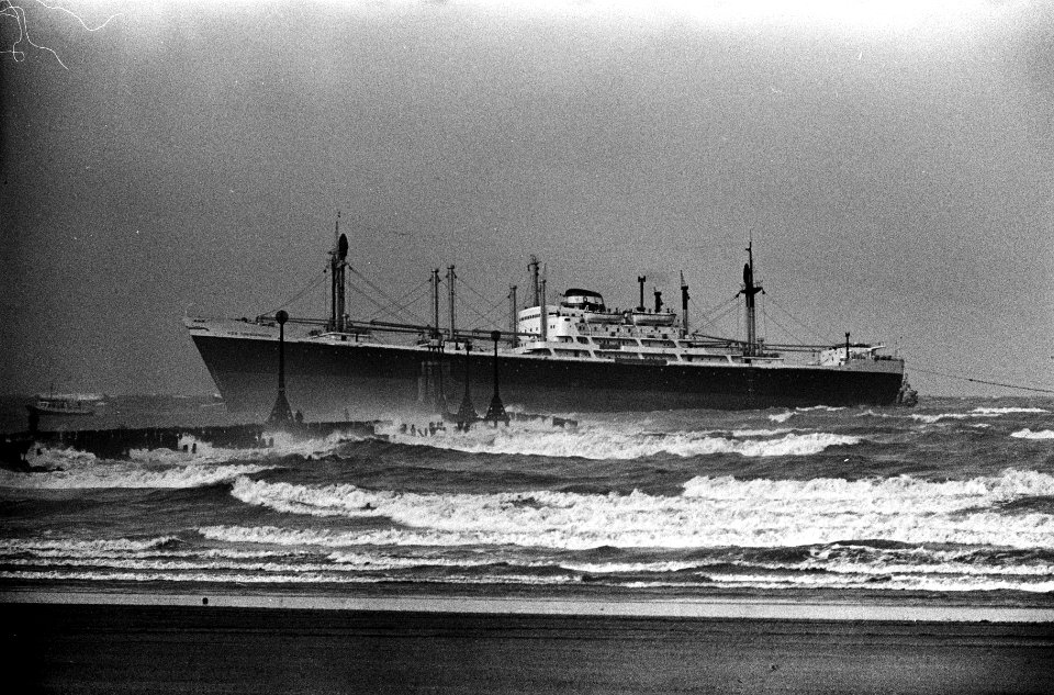 Eerste Indonesisch schip voor Rotterdam gestrand De Tjokroa Minote gebeukt door, Bestanddeelnr 915-7607