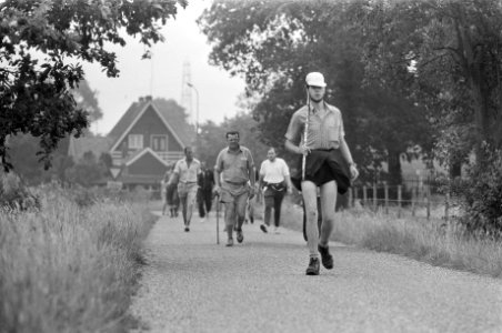 Eerste dag vierdaagse van Apeldoorn wandelaars onderweg, Bestanddeelnr 927-3179
