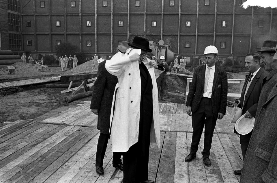 Eerste paal voor nieuwe graansilo. Burgemeester G. E. van Walsum slaat de eerste, Bestanddeelnr 915-7012