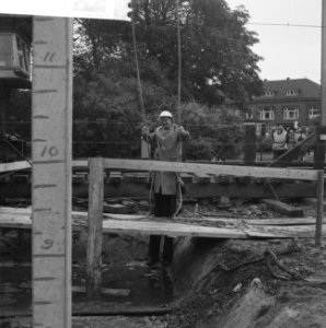 Eerste paal spoorwegviaduct heien door burgemeester de Loor in Delft, Bestanddeelnr 912-9343