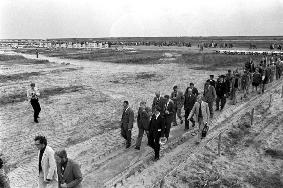 Eerste paal voor Almere, door minister Westerterp geslagen moment tijdens rondwa, Bestanddeelnr 928-1801