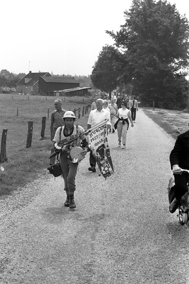 Eerste dag Vierdaagse Apeldoorn, Israelier met drum, Bestanddeelnr 925-7309