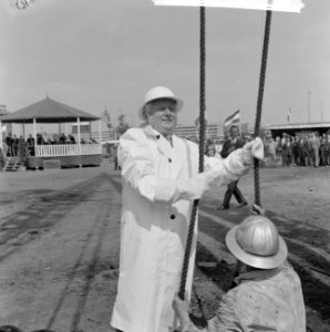 Eerste paal voor concertgebouw in Rotterdam door Eduard Flipse, Bestanddeelnr 914-1165