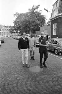 Eerste dag Vierdaagse Nijmegen. Prins Claus temidden van andere wandelaars, Bestanddeelnr 920-5363