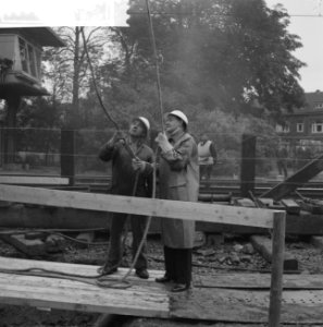 Eerste paal spoorwegviaduct heien door burgemeester de Loor in Delft, Bestanddeelnr 912-9340