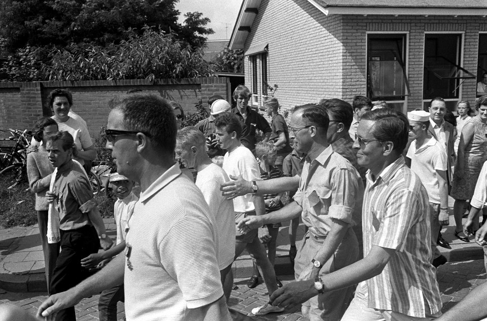 Eerste dag Vierdaagse Nijmegen. Prins Claus temidden van andere wandelaars, Bestanddeelnr 920-5373
