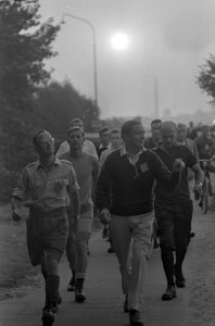 Eerste dag Vierdaagse Nijmegen. Prins Claus temidden van andere wandelaars, Bestanddeelnr 920-5364
