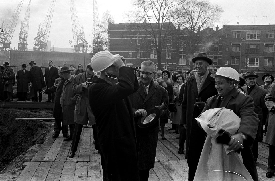 Eerste paal voor nieuwe graansilo. Burgemeester G. E. van Walsum slaat de eerste, Bestanddeelnr 915-7011