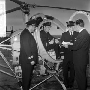 Eerste helicpoterpiloten voor Schreiner, de heer Schreine (l) overhandigt de her, Bestanddeelnr 916-4340