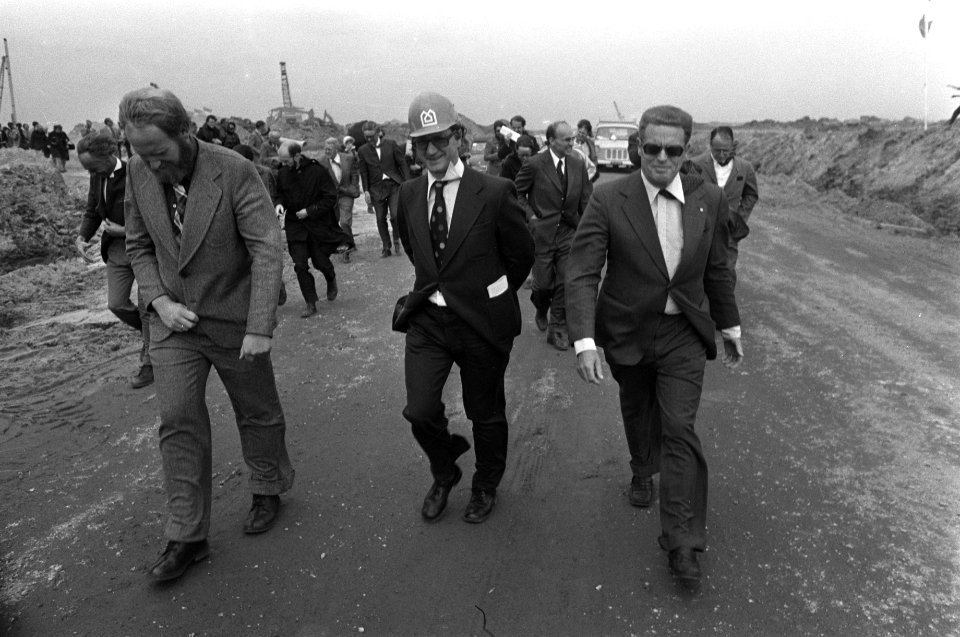 Eerste paal voor Almere, door minister Westerterp geslage rondwandeling over de , Bestanddeelnr 928-1797