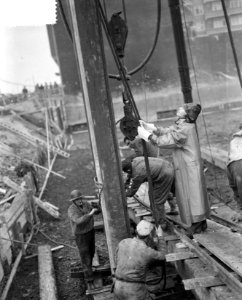 Eerste paal nieuwe Scala Theater Rotterdam Mej Marja Uges , dochter directeur , Bestanddeelnr 908-0943