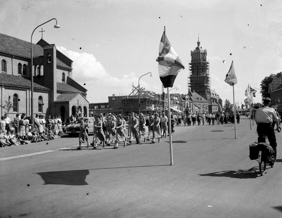 Eerste dag vierdaagse Nijmegen, groepen door Elst, Bestanddeelnr 907-2517