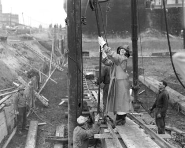 Eerste paal nieuwe Scala Theater Rotterdam Mej Marja Uges , dochter directeur , Bestanddeelnr 908-0940