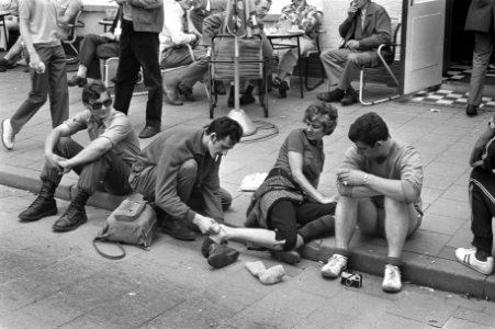 Eerste dag Vierdaagse Apeldoorn, wandelaarster met blaren wordt geholpen, Bestanddeelnr 925-7308