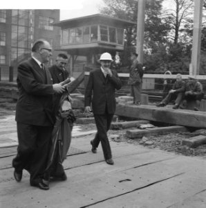 Eerste paal spoorwegviaduct heien door burgemeester de Loor in Delft, Bestanddeelnr 912-9339