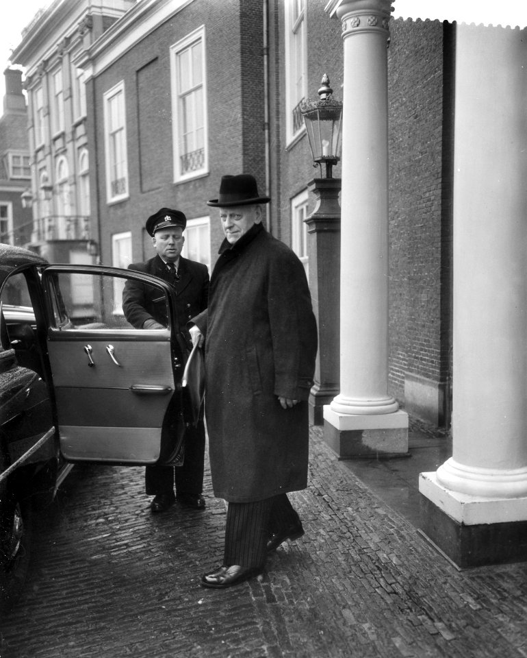 Eerste Kamervoorzitter Jonkman bij vertrek van het paleis, Bestanddeelnr 910-3277