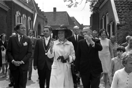 Eerste dag wandeling met burgemeester en notabelen door de straten van het stad, Bestanddeelnr 925-5877