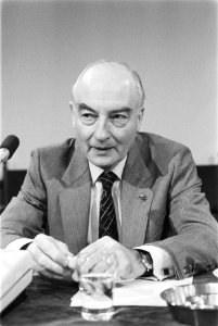 Eerste dag verhoren parlementaire enquetecommissie RSV ex minister Schmelzer vo, Bestanddeelnr 932-9013