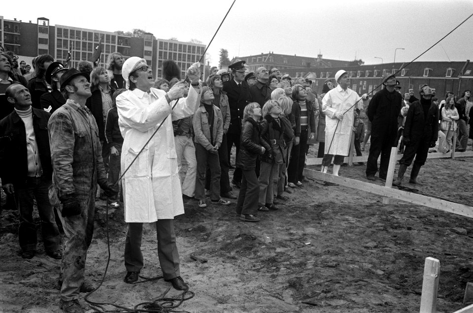 Eerste paal op Kattenburg voor 376 woningen door Wethouders Lammers en Kuijpers,, Bestanddeelnr 926-7498