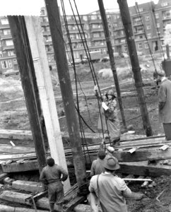 Eerste paal nieuwe Scala Theater Rotterdam Mej Marja Uges , dochter directeur , Bestanddeelnr 908-0942