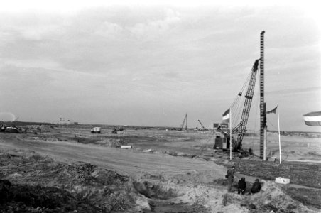 Eerste paal voor Almere, door minister Westerterp geslagen kale vlakte met eerst, Bestanddeelnr 928-1800 photo