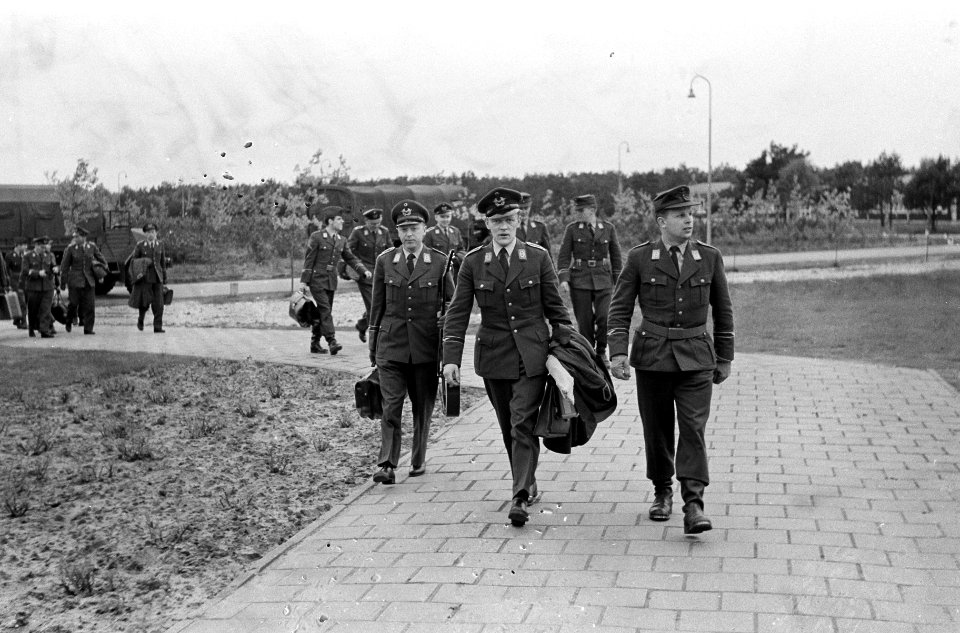 Eerste duitse militairen in Budel, de eersten betreden de barakken te Budel, Bestanddeelnr 915-1843